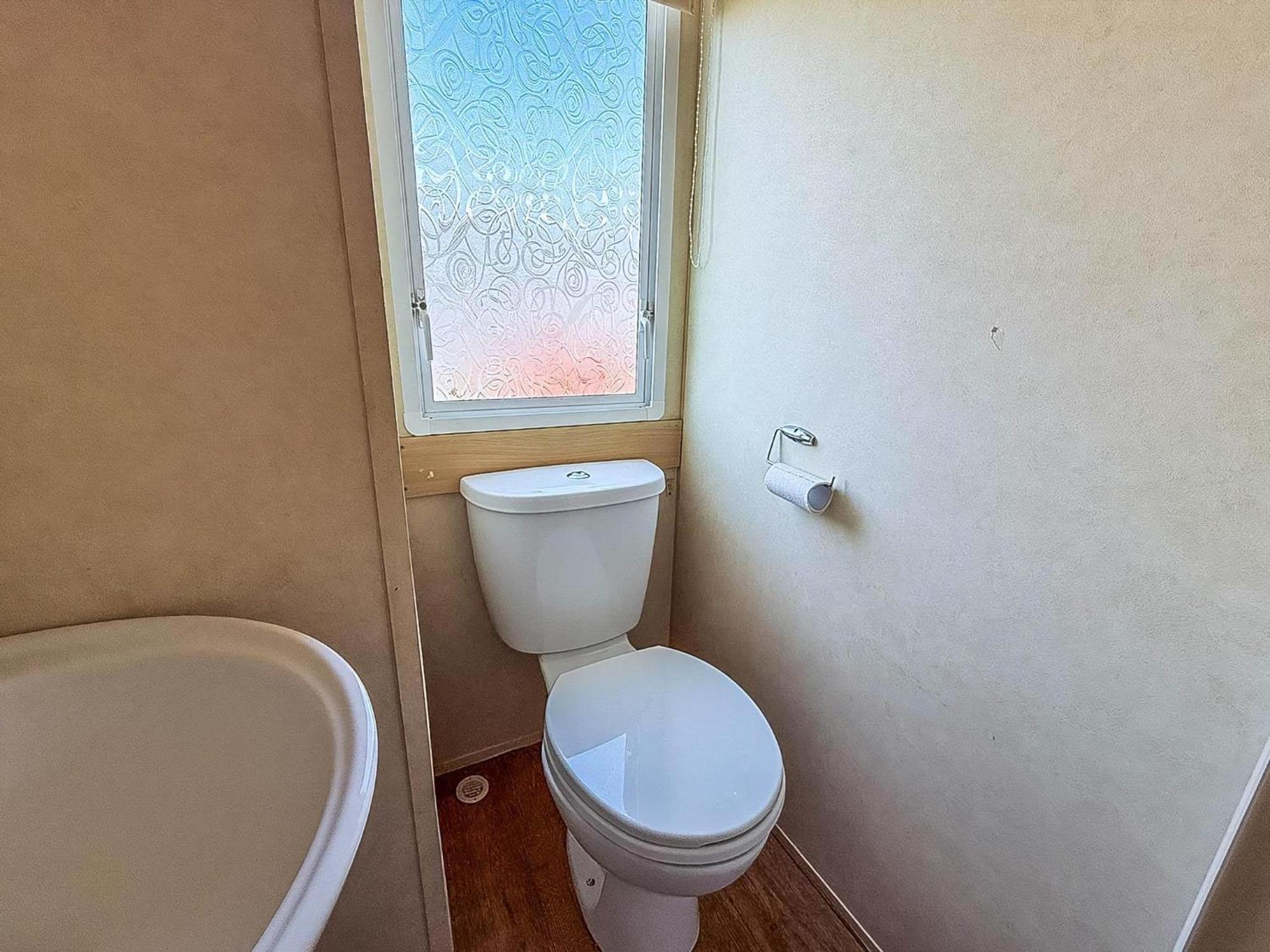 Superb Caravan At Seawick Holiday Park, Sleeps 8 Ref 27202Sw Clacton-on-Sea Exterior foto